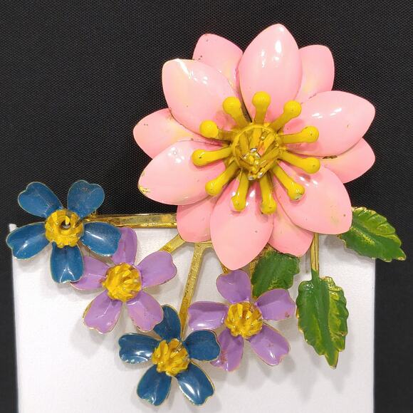 Vintage Enamel Floral Brooch, Pink Blue Lavender Gold, 1960s Jewelry - Picture 4 of 10